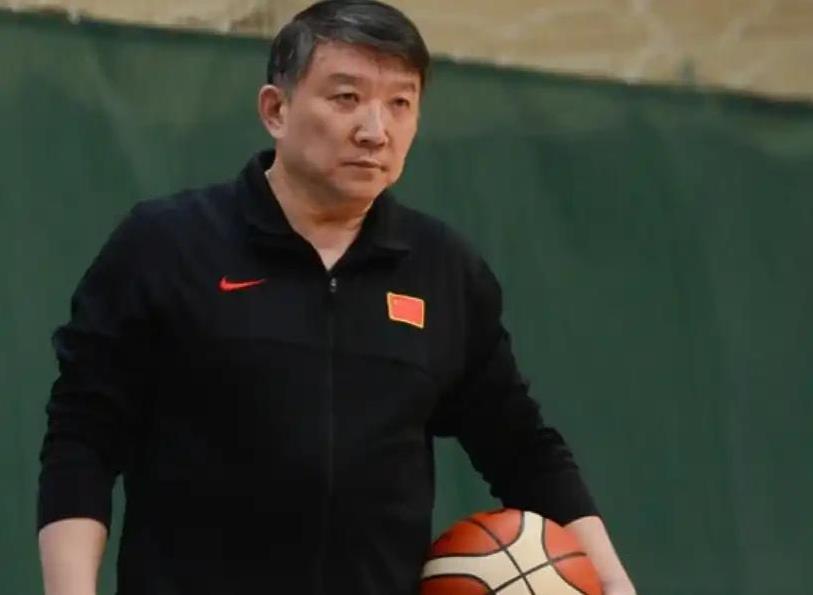 宫鲁鸣教练你看看郭士强教练，胡明轩铁打的首发，亚洲杯胡明轩发挥不好，球迷建议让调