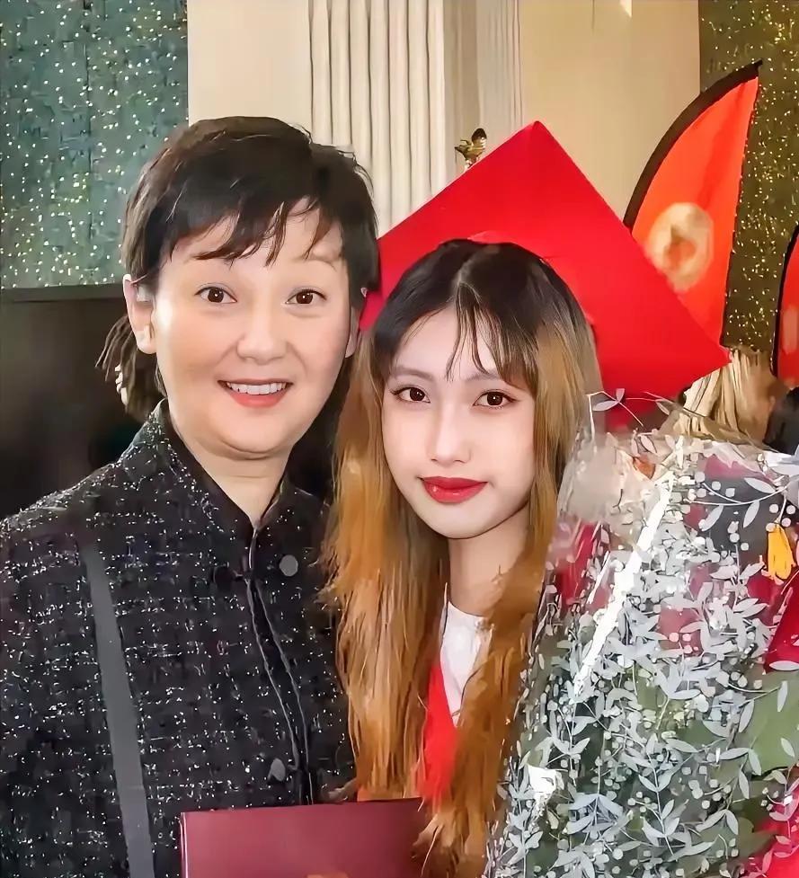 为了女儿，徐帆是真的拼了。撇家舍业去国外陪读，为了女儿的学业，连戏都很少接，爱美