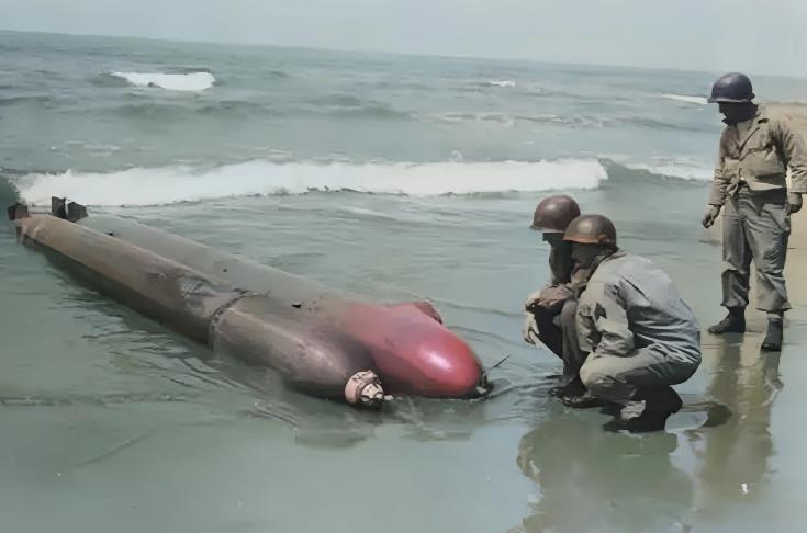 1944年4月，意大利安齐奥滩头堡，几名美军士兵突然发现了两枚鱼雷。当时盟军