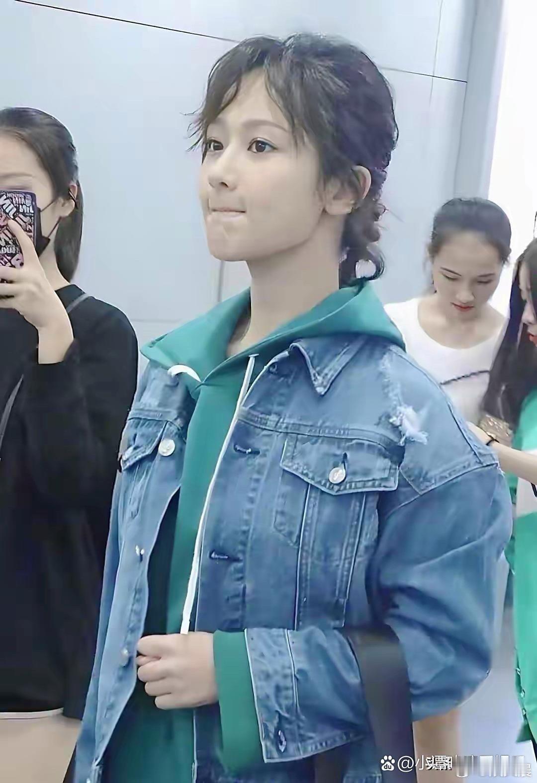 杨紫早期旧照曝光！满满的《家有儿女》既视感，耐看脸蛋藏不住，妥妥的天生美女胚子。