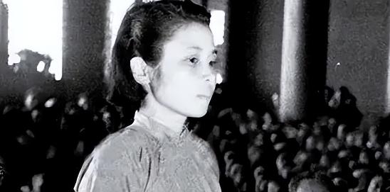 1951年，一个军统女特务被抓，审她的时候，她不求饶，也不喊冤，就反复说一句话：