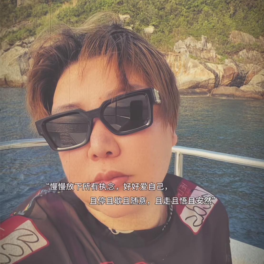 德云社董事长王惠晒自拍照，明显瘦了一大圈，抓新发型戴墨镜，网友直呼太飒了！德云社