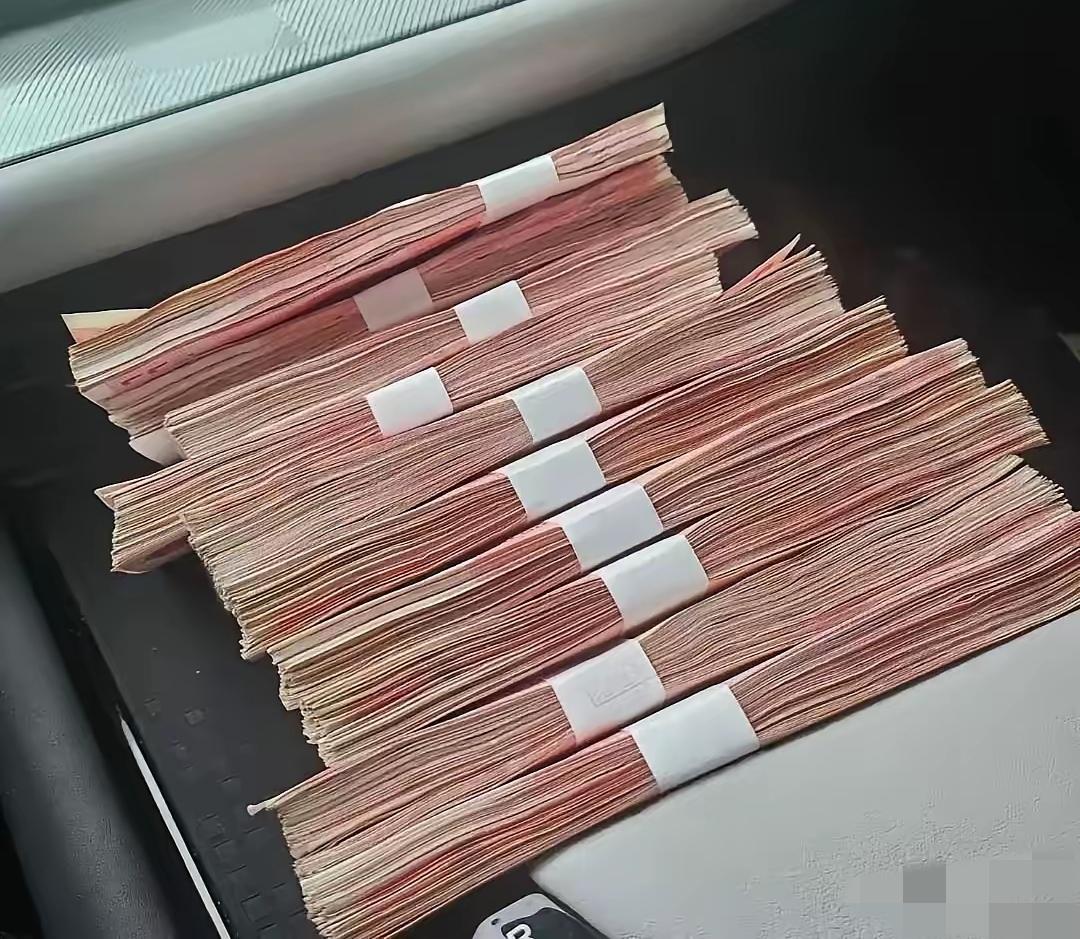 我买房的时候，跟妹妹借了十万块钱，今年缓过来了，就给她转了10万5000块钱，说