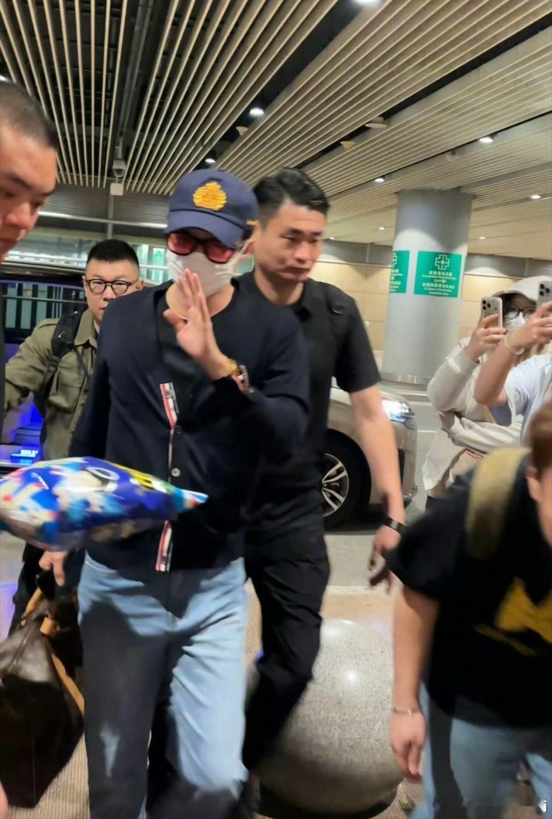 吴世勋面对诱惑就这样用手弱弱抵抗，实则包里已经装满浪味仙了[笑着哭]​​​