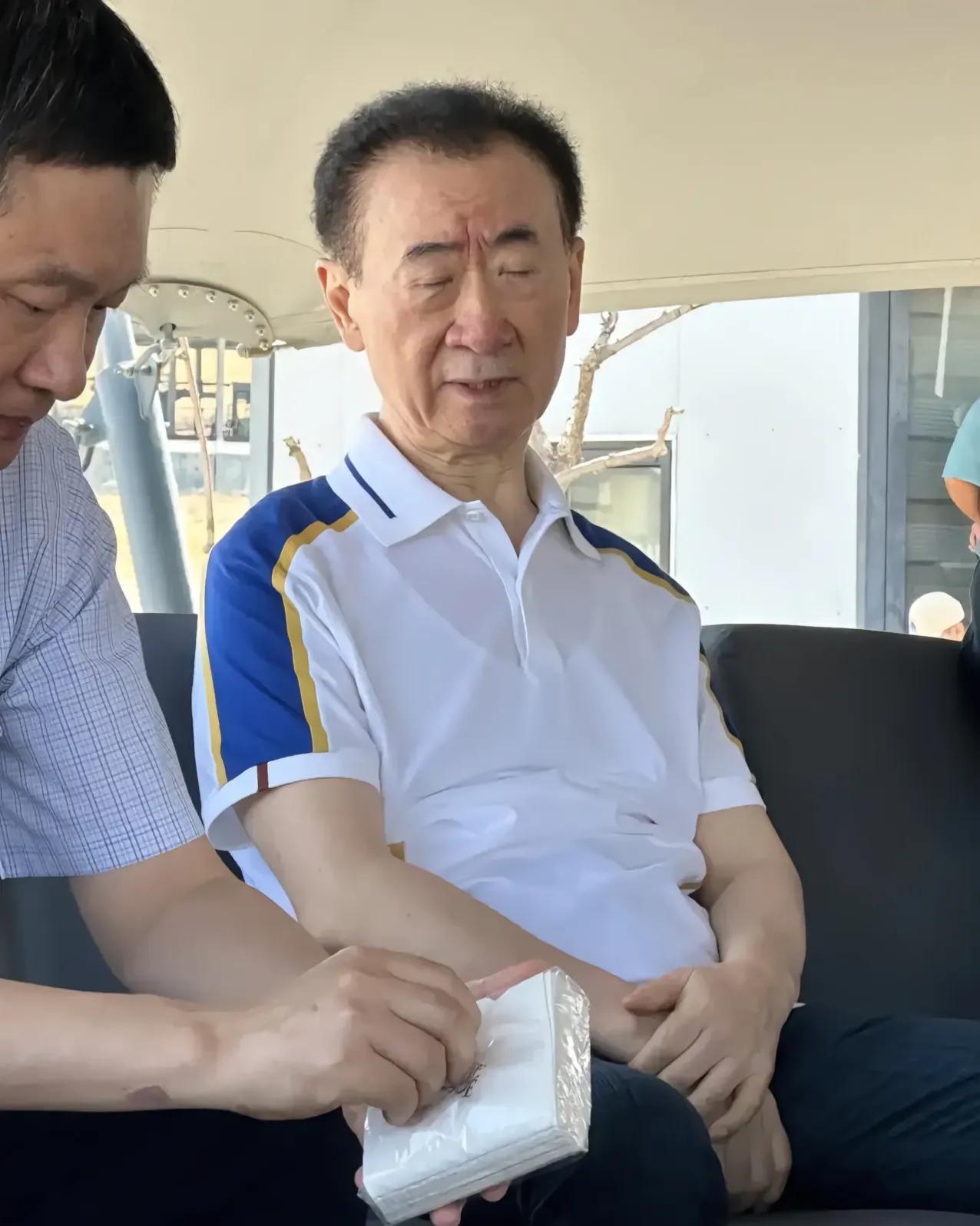 王健林在新疆，现在他的气色明显要比以前好太多了。以前的他很憔悴，也很瘦，但是现在