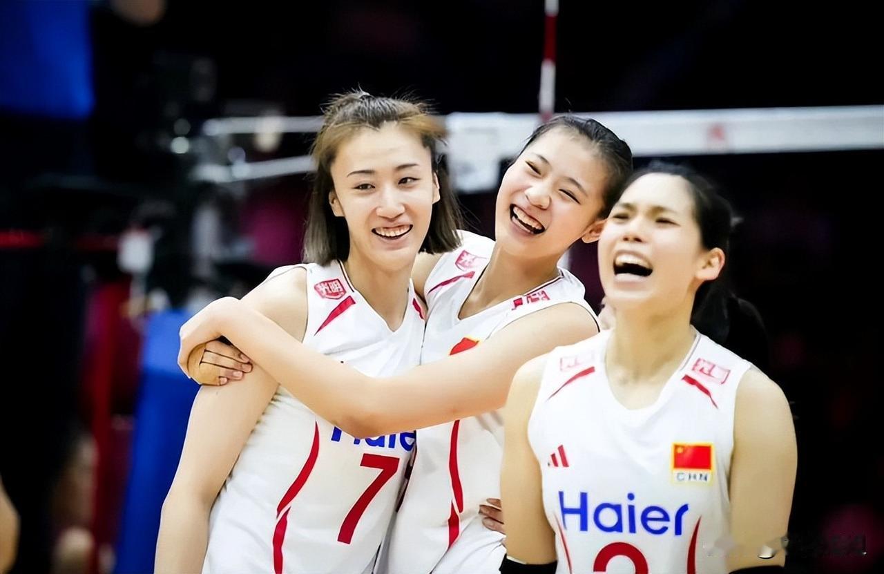 现在好了全世界排球迷都知道了中国女排出了个19岁的"小赵蕊蕊"，叫王奥芊