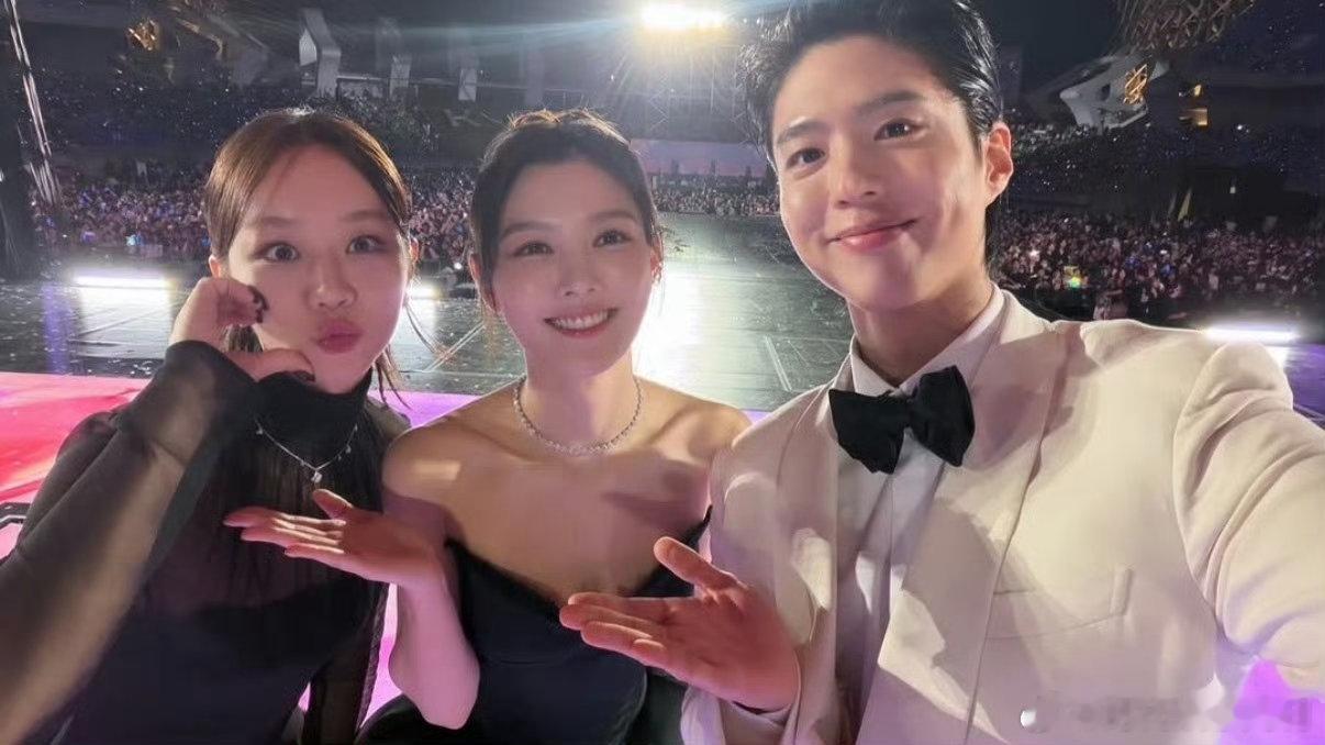 朴宝剑李惠利一起跑步李惠利朴宝剑朱迪尼克 两人一起跑步的画面好有感染力，阳光又清