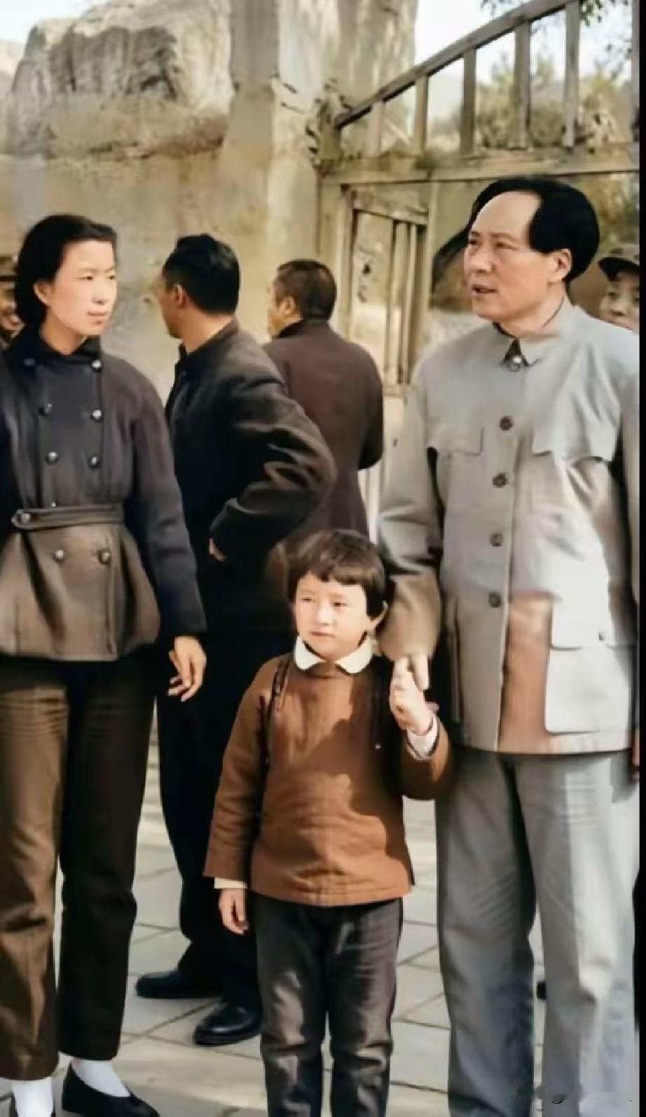小李讷神情萌萌的，模样甜甜纯纯，一双大眼睛灵动顾盼。她身上穿的并非名牌衣裳，或许