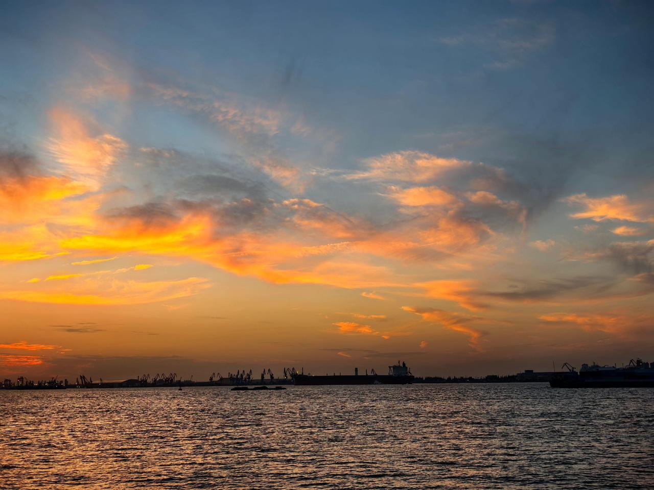 落日江滩与城市天际线朝霞与城的邂逅落日余晖映蠡湖日落与江水夕阳下的江海