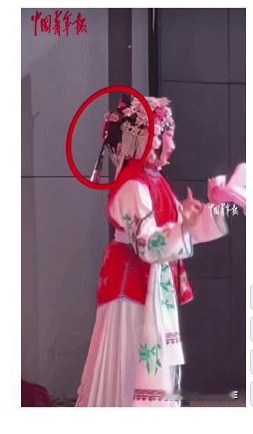 “太有才了！”安徽合肥，一女孩在台上表演，不料，表演的扇子突然挂在头饰后面，不