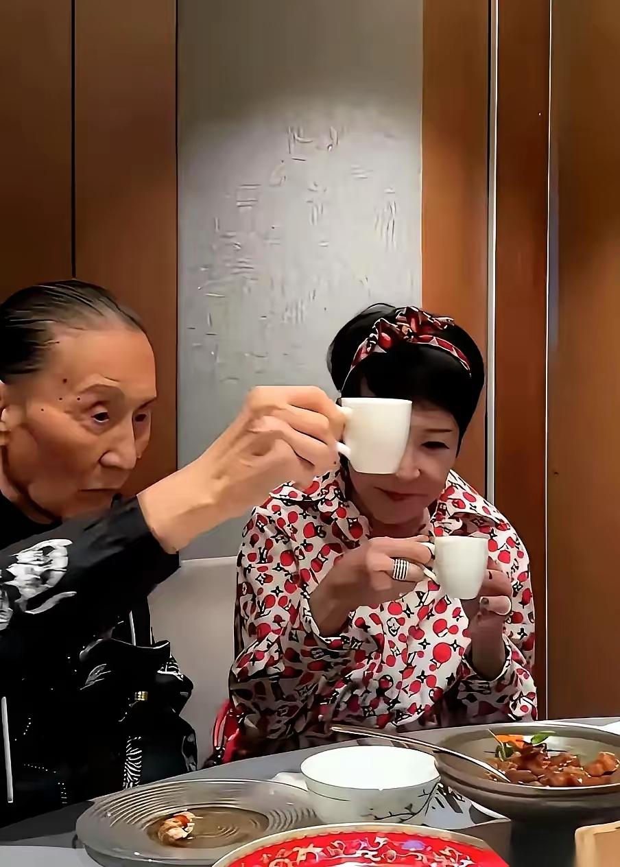 前妻笑脸相迎陪吃饭，谢霆锋的爸爸魅力何在？这顿饭吃得就像完整的一家人似的，谢霆锋