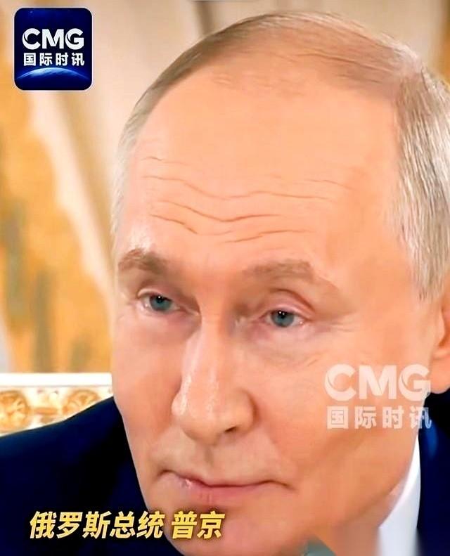 普京对着镜头，说了四个字：“谢天谢地”。这不是外交辞令，更像是一个在赌桌前耗尽