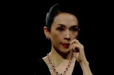 她站在领奖台上，台下坐着张艺谋。全场都在等她感谢恩师，她却说：如果没有张艺谋导演