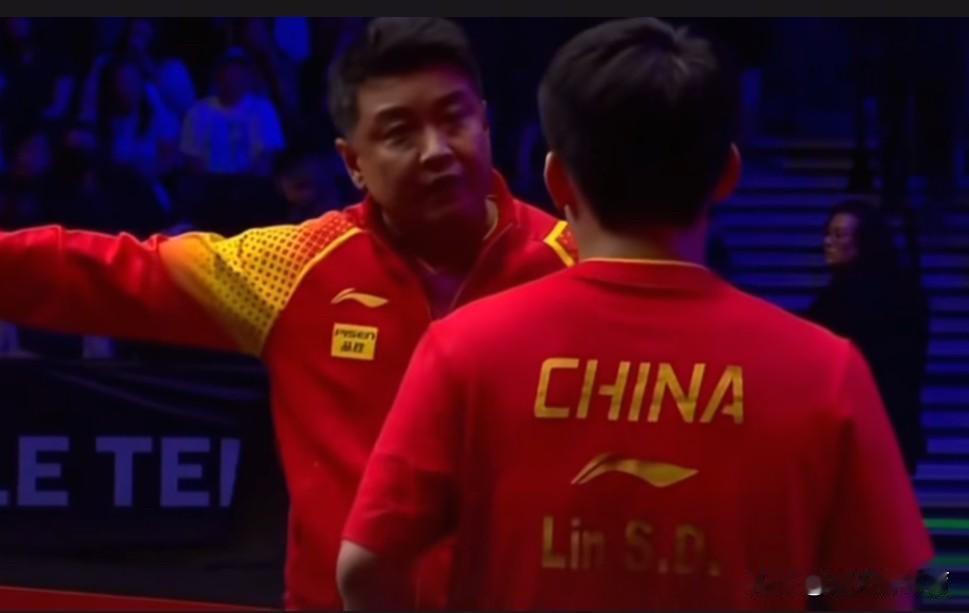 王皓教练赛后罕见发飙啊😡😡林诗栋输给张本智和后，王皓教练脸色都变了，