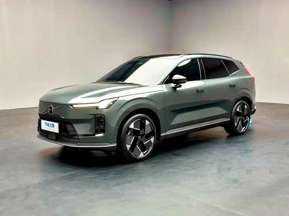 沃尔沃XC70实车图，设计还是非常经典传统的北欧风格。雷神之锤大灯+维京战斧尾灯