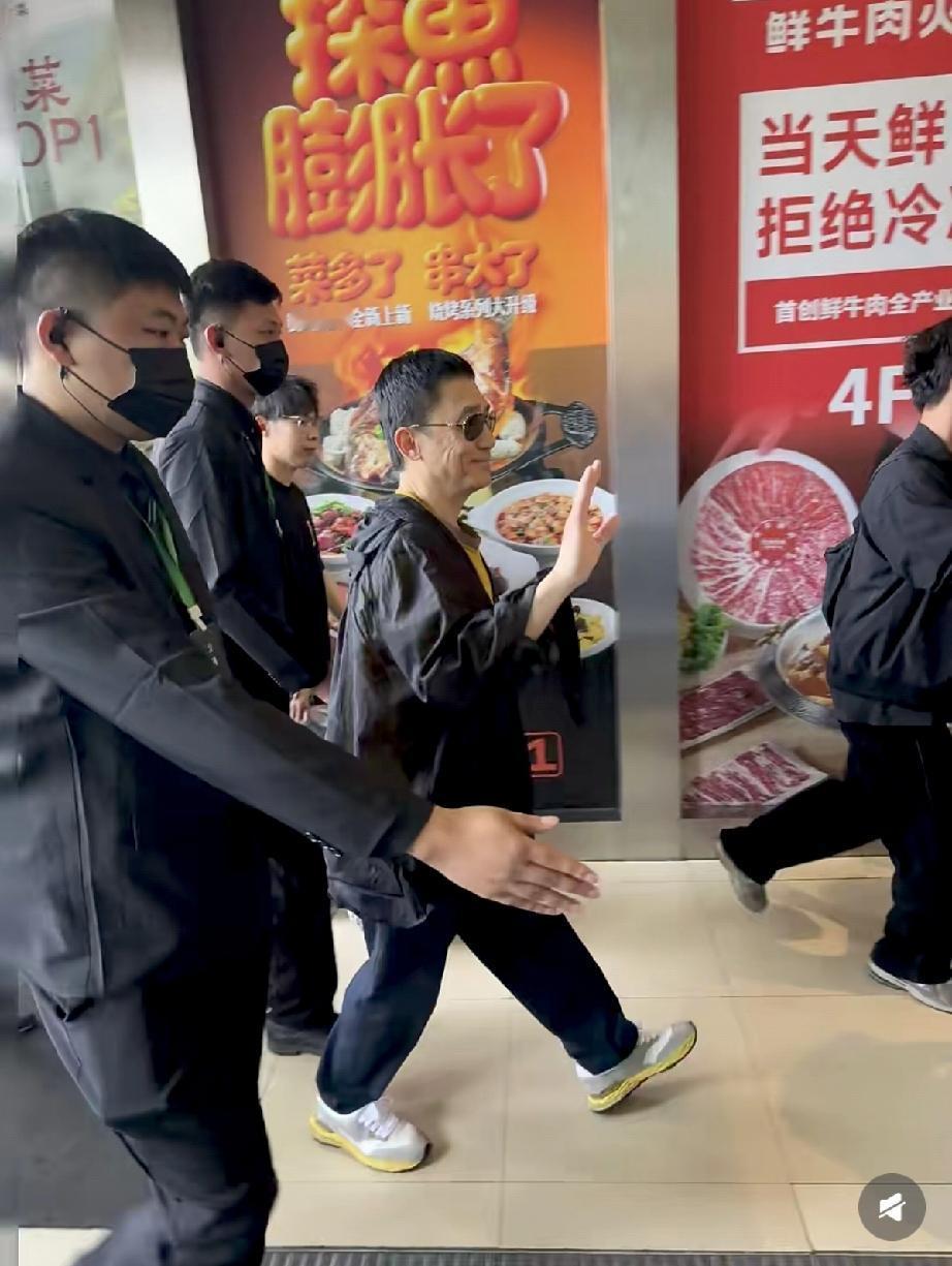5月1日，梁朝伟现身南京城北万象汇，个子好矮，全程戴着墨镜，在台上也是如此，还挺