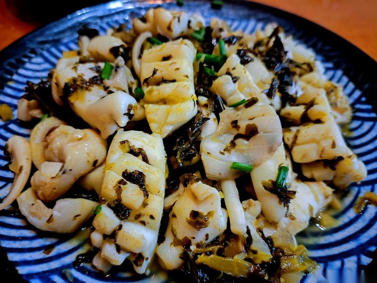 真想把那盘刚出锅的咸菜炒墨鱼，直接扣在那个男人的头上。这就是我今天急吼吼冲去菜