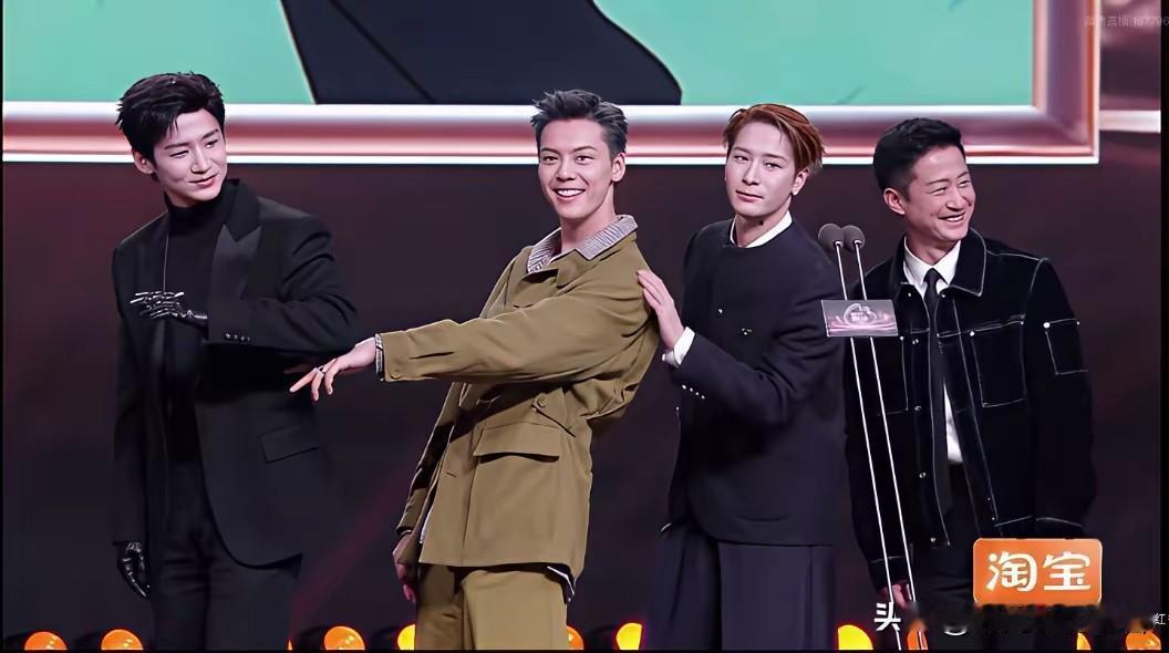 吴京这是走错地方了吧，这也不是他的圈子啊！虽然年龄没差多少，但是风格真的不一样。