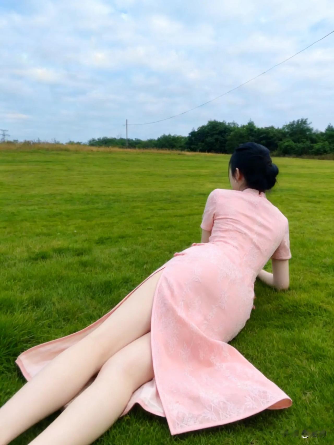 奶茶是大人喝的，今天我得喝旺仔牛奶。旗袍自拍风旗袍品茶照旗袍小妈旗袍