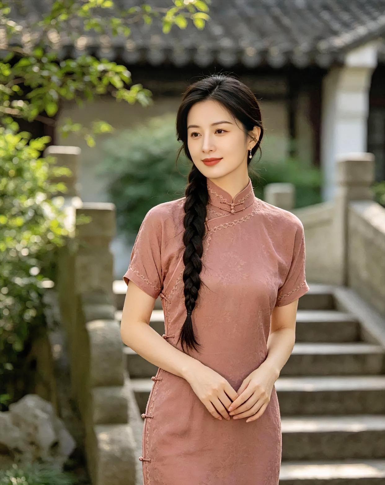 粉旗袍沾着旧时光，长辫垂过肩。石阶不语，绿影轻轻颤。手叠着手，