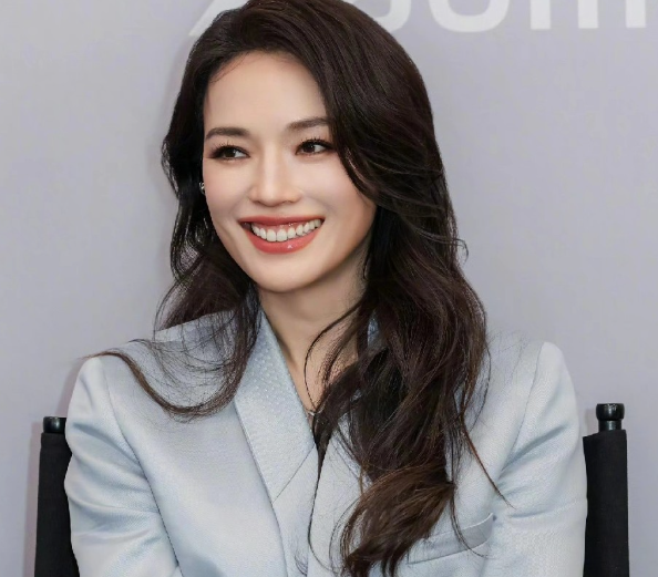 舒淇高调发文虽然只有两个字但是表情符号暴露了她激动的心情，原来这次舒淇是为了回