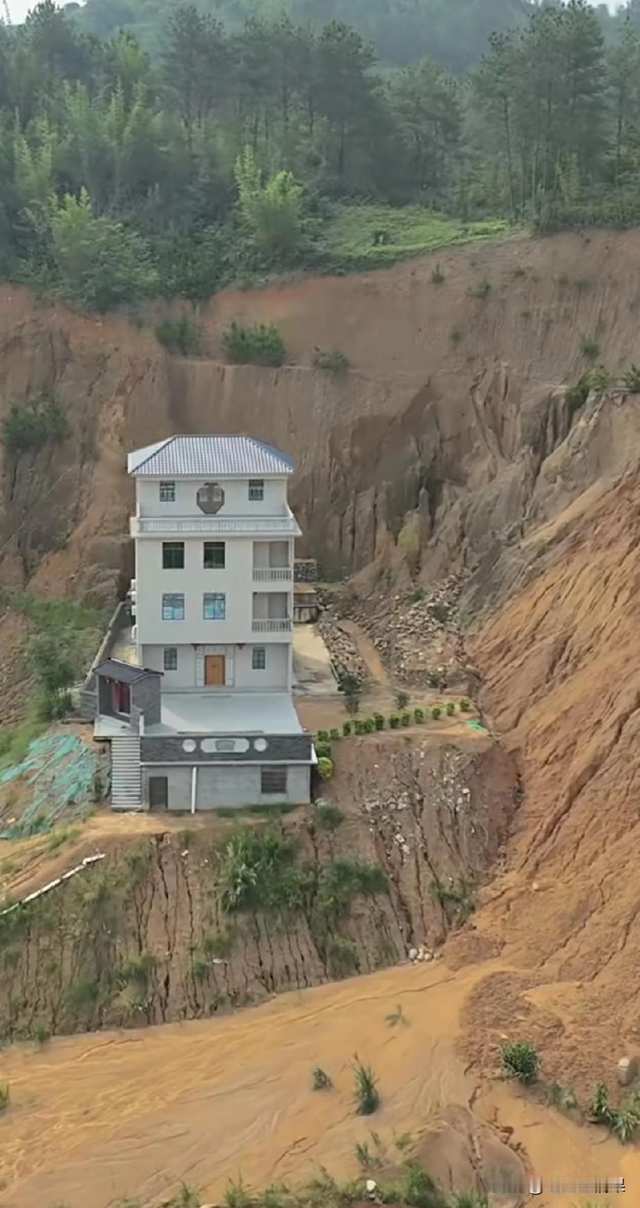 这个地方一看就是发生过泥石流的地方，被泥水冲刷过的，这块地儿居然被这栋房子的主人