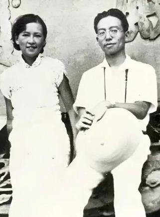 1955年，林徽因很难受，她小声跟护士说：想再见梁思成一面。护士劝她：天太晚了，