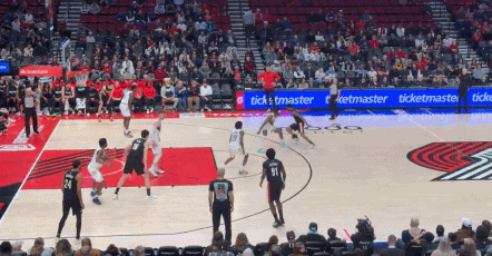 美国网友：没有人比韦斯利更爱杨瀚森！韦斯利是真兄弟，突破晃倒对手，给到篮下的