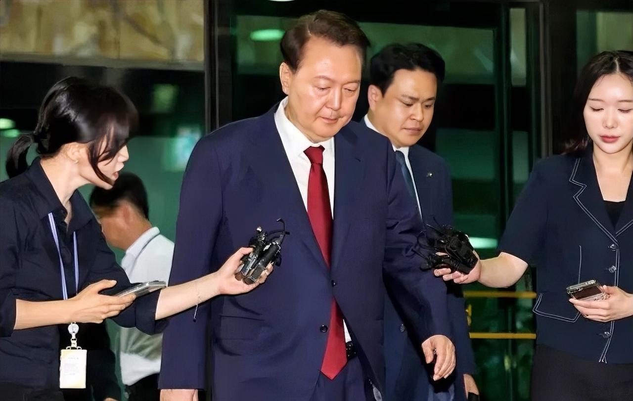 尹锡悦拒绝配合当地时间6月29日凌晨1时左右，尹锡悦离开了特检组所在地，这表明