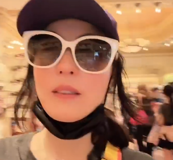 张柏芝晒出与7岁小儿子张礼承游玩香港迪士尼vlog视频中，张柏芝与Marcus