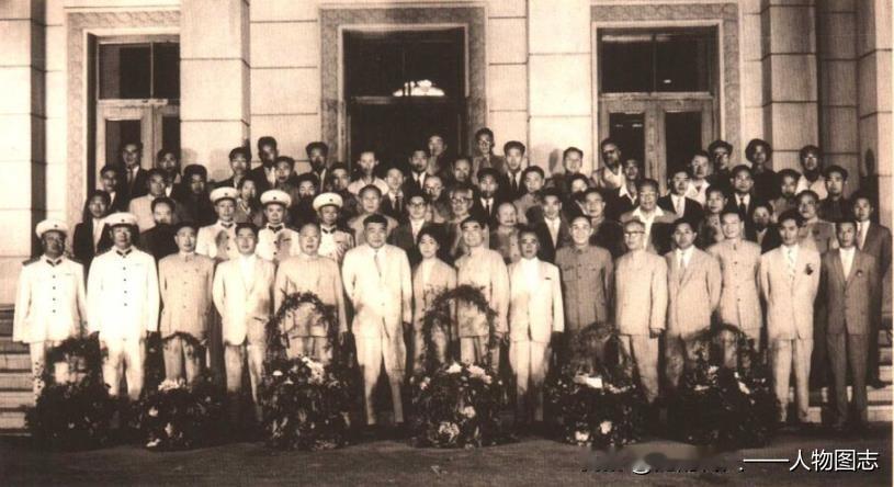 1962年，周恩来总理(前左八)、陈毅副总理(前左五)陪同朝鲜劳动党中央委员会副