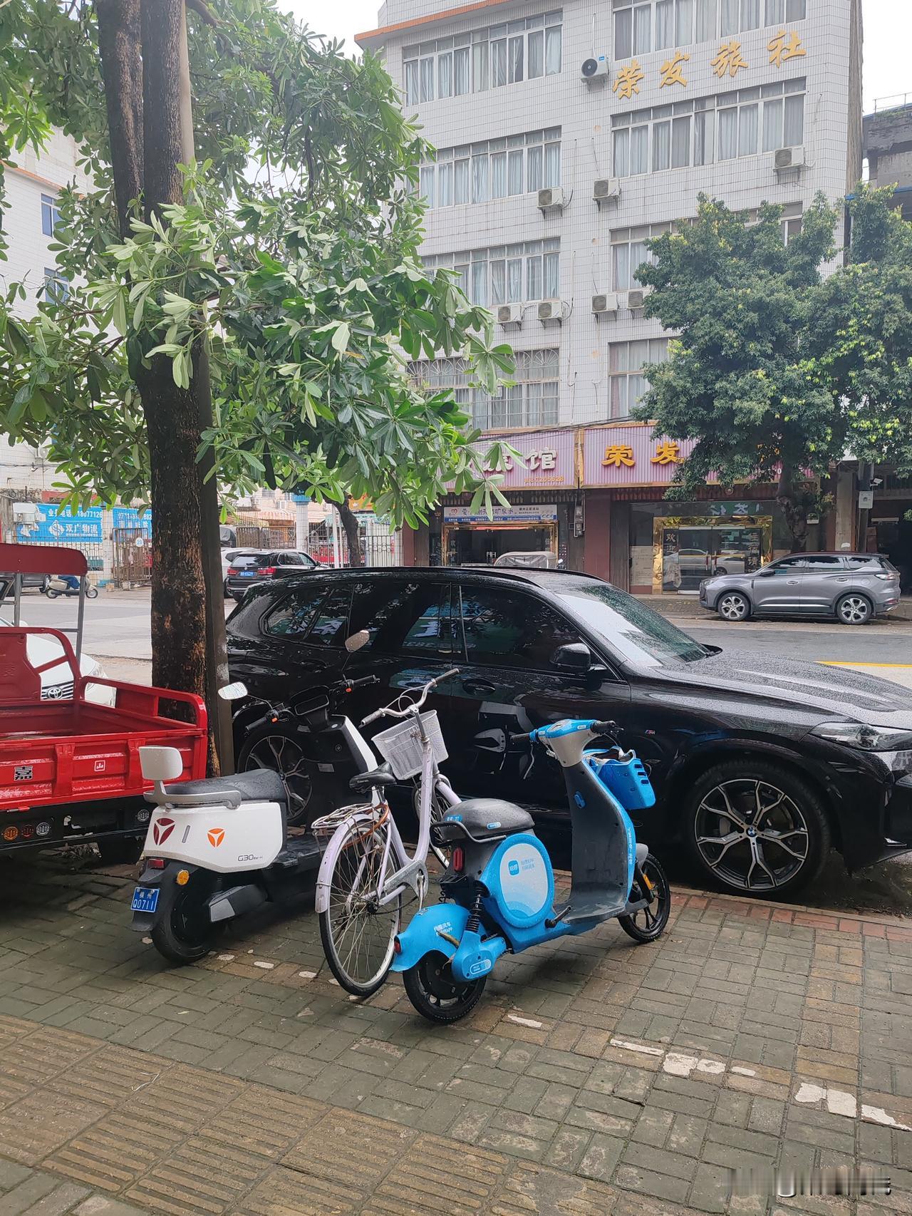 今天是2025年4月17日，广西迎来了三月三的假期，假期的第一天下起了暴雨，从早