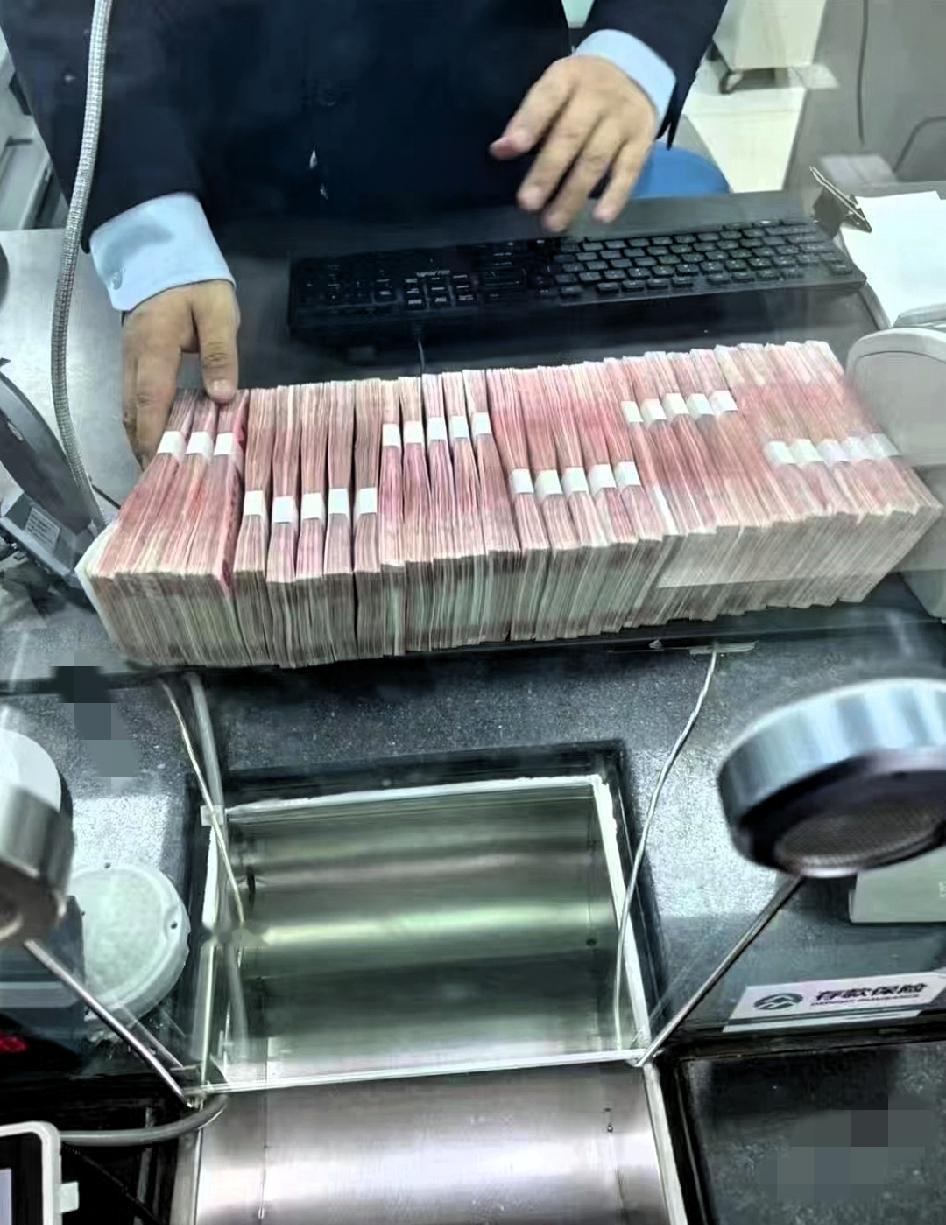 看了邮政银行那事儿，今天果断把没到期的30万全取了，转存工行！身边人说我瞎