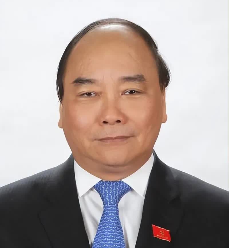 越南前总理阮春福因任期内对部下涉及腐败案件监管不力被解除党内一切职务。根