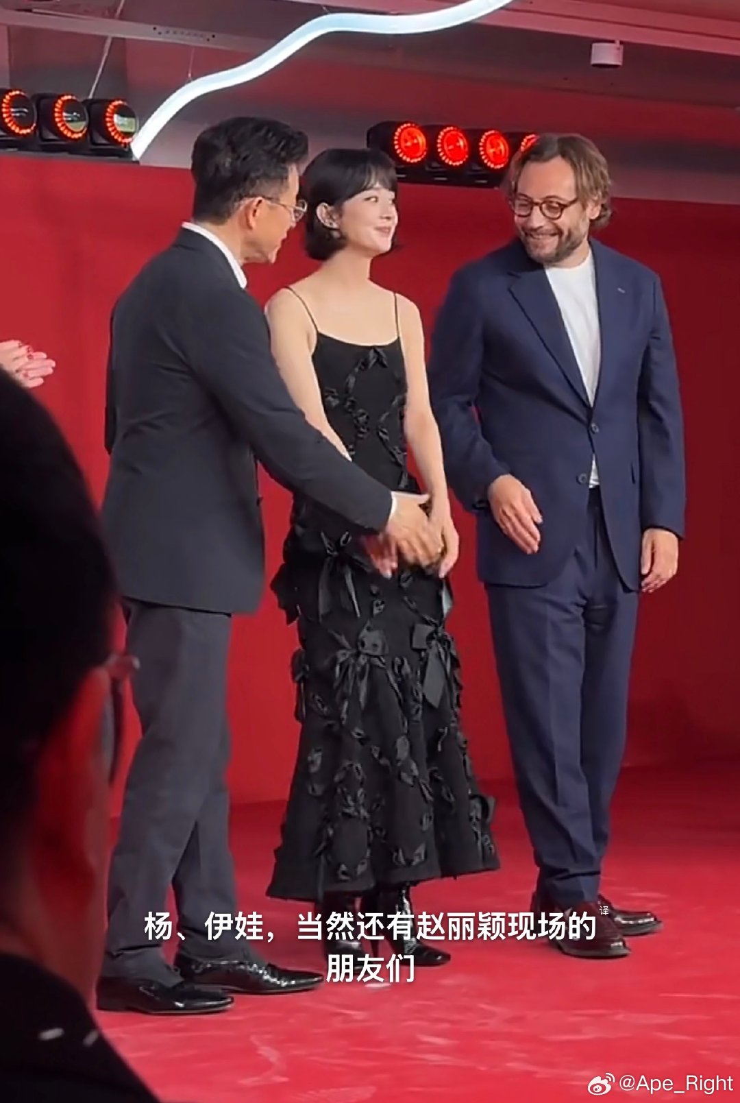 纪梵希高管看着赵丽颖笑得合不拢嘴纪梵希高管看赵丽颖的表情纪梵希高管看着赵丽颖笑