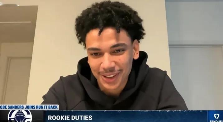 桑德斯这小子会来事啊！怪不得坐稳了轮换，情商高的一笔。大巴出发前30分钟，伦