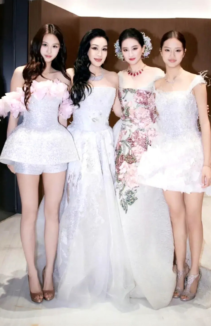 怪哉,身材高大的刘亦菲居然长了一张如此娇俏可人的脸蛋!要问娱乐圈这两天最火的