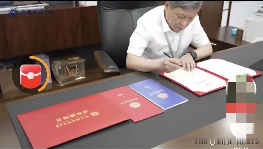 当王树国校长提笔签下第一封录取通知书，福耀科技大学的首届新生，正接过一张滚烫的入