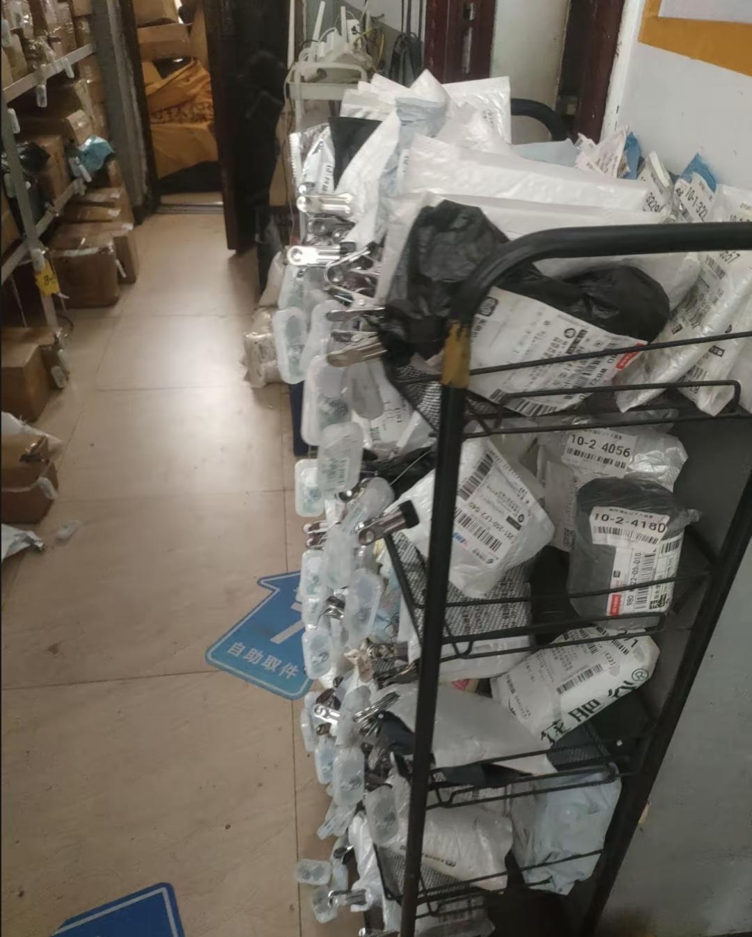 昨天去驿站取件，扫完码等了半天，头顶一排灯突然亮起红光，我蹲着看了三秒才反应过来