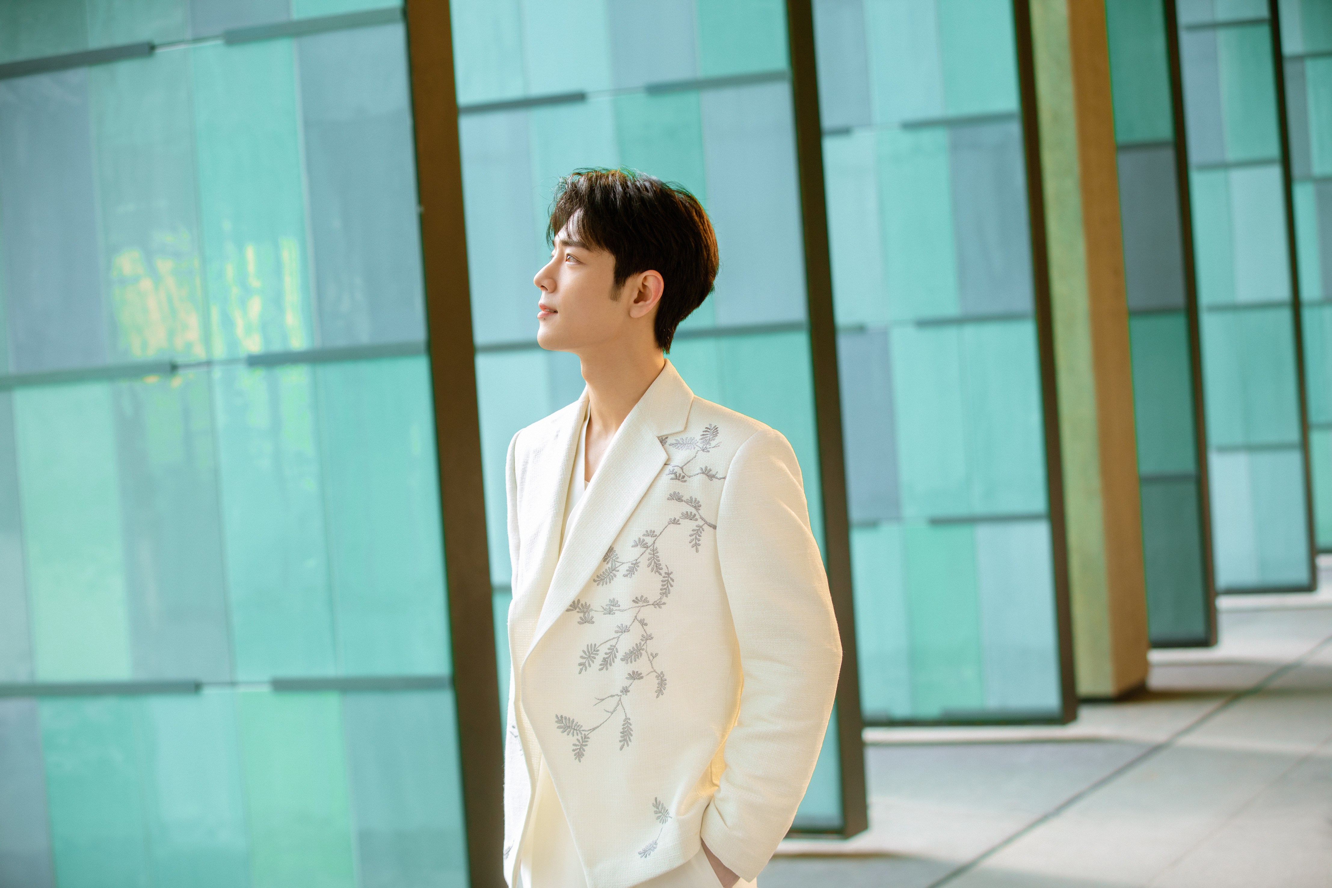 【肖战的春日穿搭】肖战把春天穿在身上春日渐暖，万物生长，正是看花看草的美丽时节