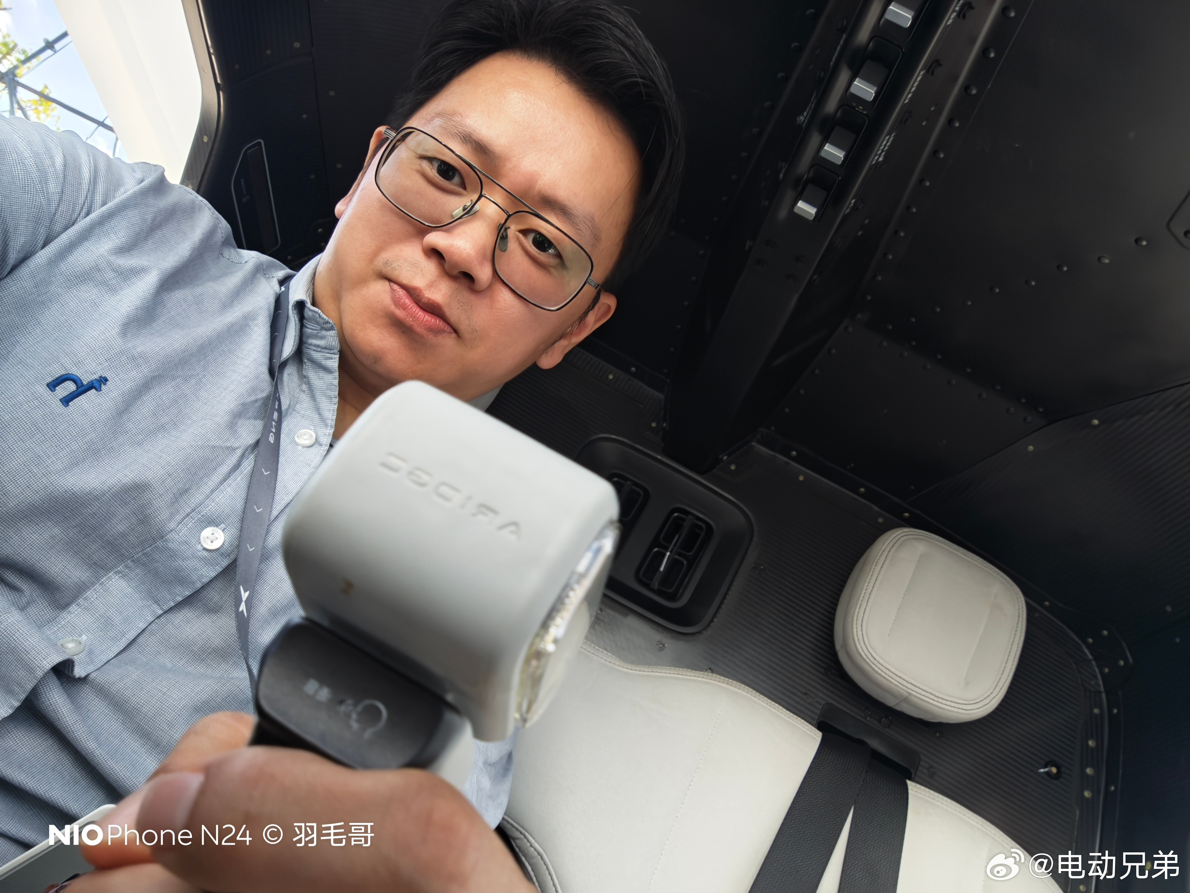 昨天我第一次进入小鹏汇天这款飞机的座舱里，第一次握住飞机操纵杆有点小激动。这款飞