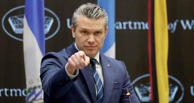 新官上任的新防长赫格塞斯，刚进五角大楼就抡起了“重锤”，生生在几十年雷打不动的“