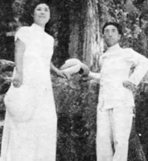 1946年，戴笠飞机失事后，毛人凤请来一个女人辨认遗体。她一出现，在场所有男人都