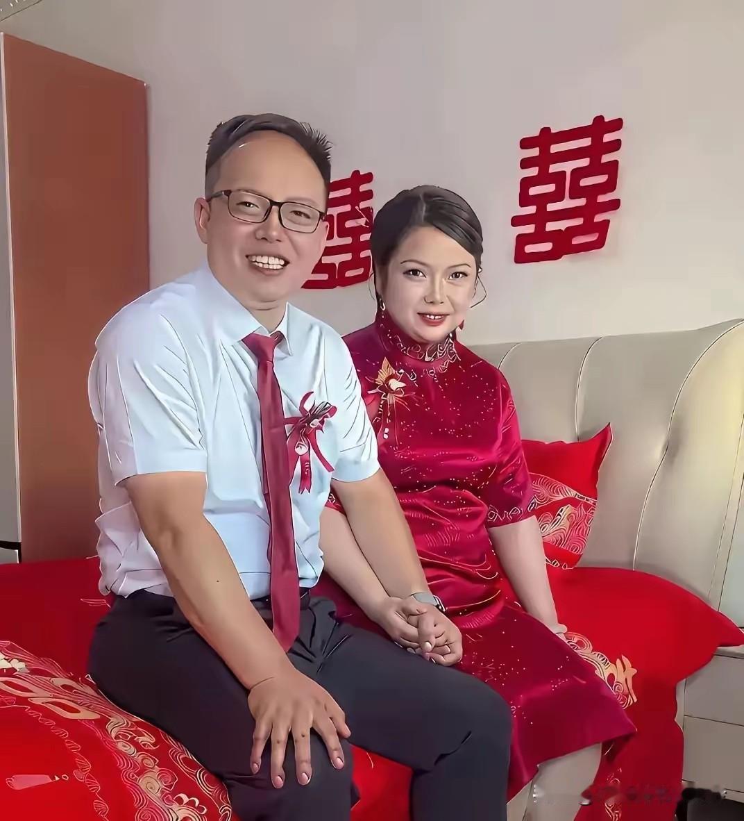 35岁小伙迎娶53岁新娘，照片曝光全网惊叹，二人站一起宛如同龄人。不过，也