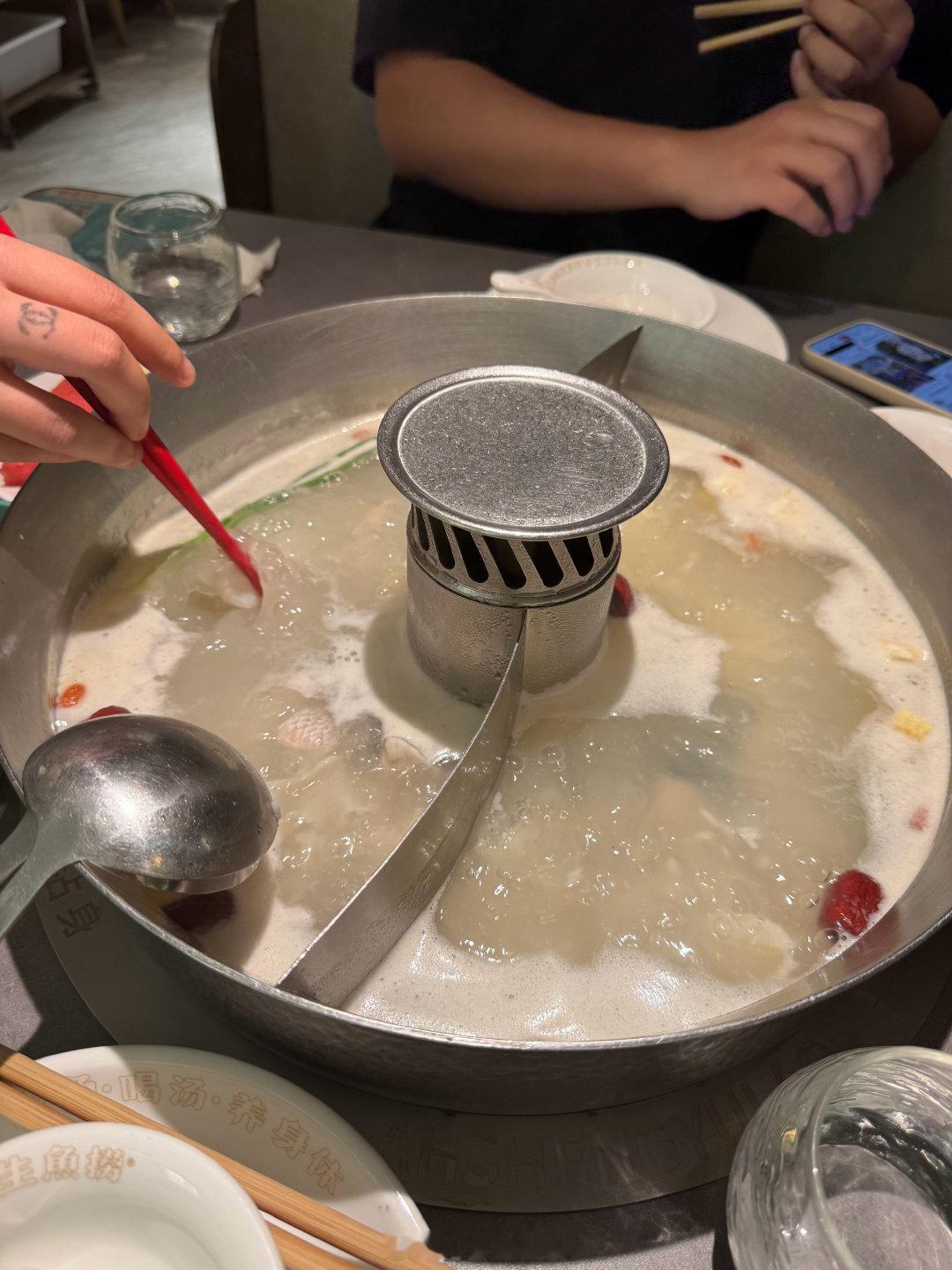 。。。。。今天终于去给电脑扩了内存，机械硬盘没地方装，被迫把256G的固态换成了2T，原来没涨价前的