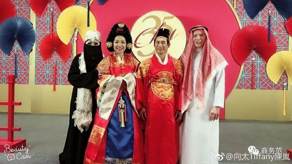 向太这打扮够严实的，不仔细看还不知道是她呢。这张合影有意思，衣饰特别。