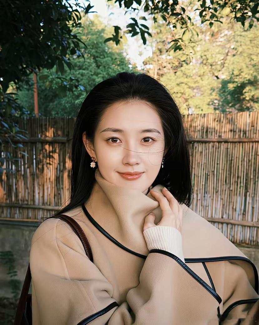 郭宇欣不仅拿下加拿大国民品牌宝姿她居然还有3个代拍的长剧剧本3月1号还要进组短剧