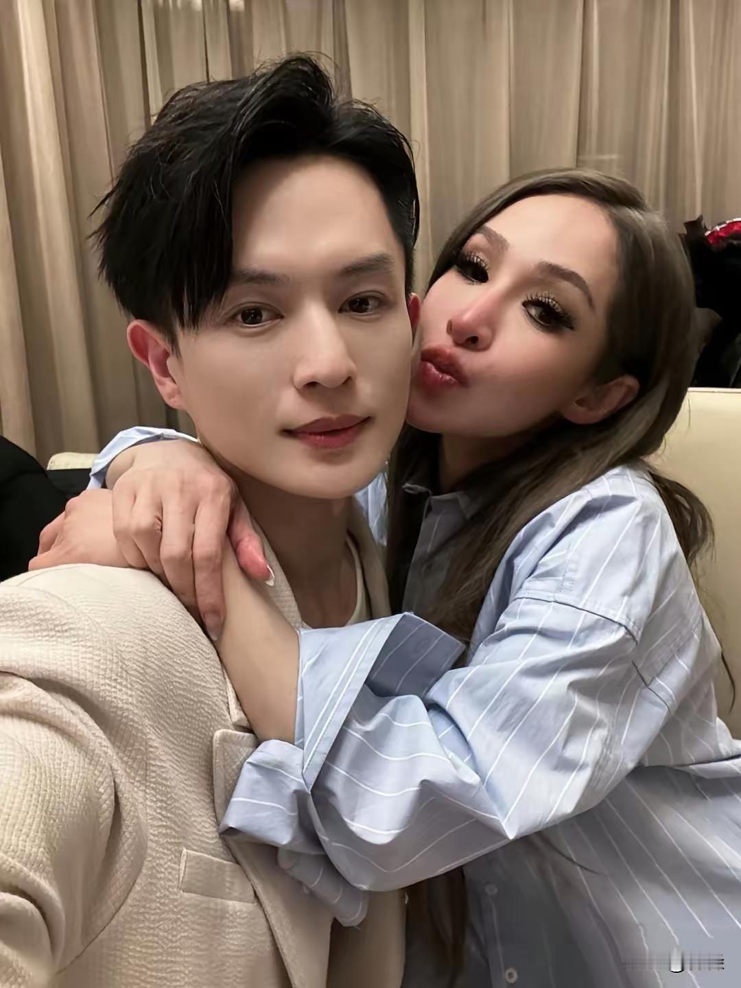 真是不枉此生，及时行乐啊！46岁的“海王”萧亚轩，果真是“小鲜肉的收割机”，新