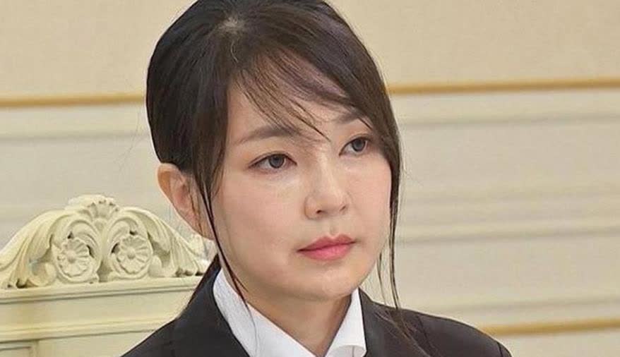 金建希被申请逮捕，韩国检方是找到了突破口，还是惹上了大麻烦？没办法把尹锡悦拉