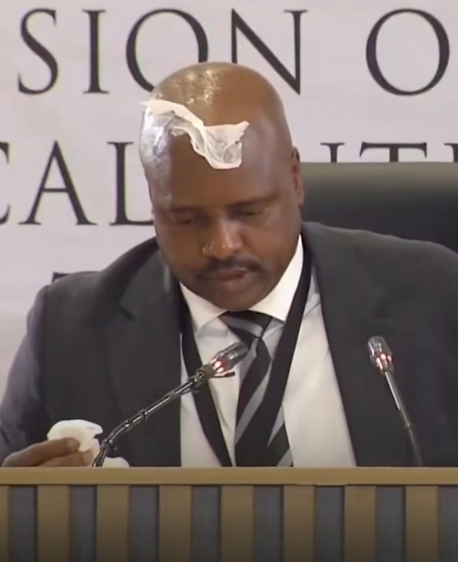 完了，这下此地无银三百两了！南非一位警察局副局长，面对法官和陪审团的质询，不由